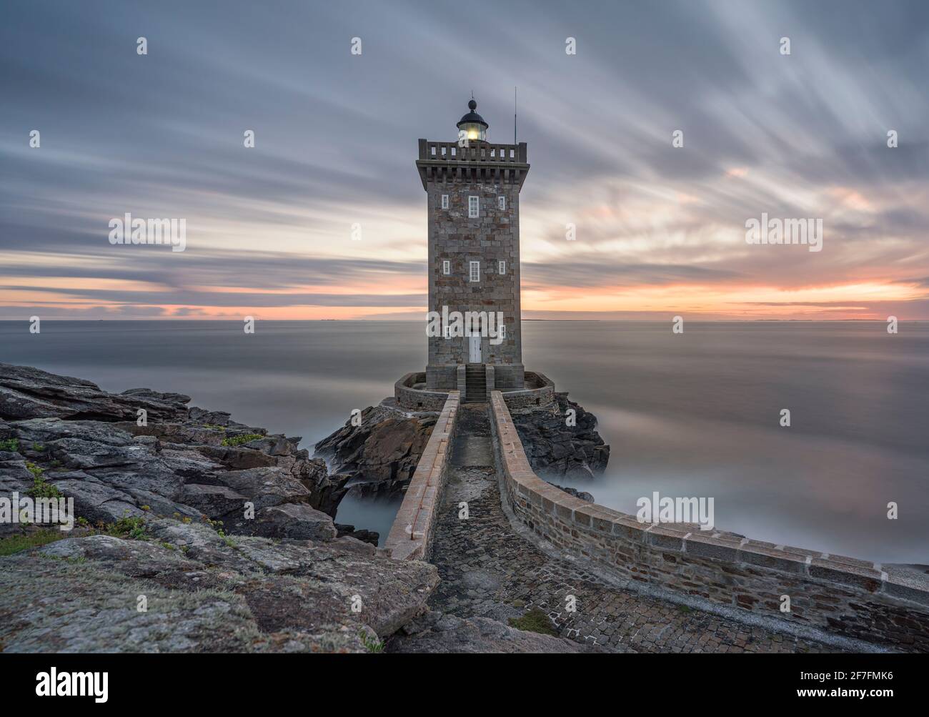 Longue exposition à l'heure bleue au phare de Kermorvan, Finistère, Bretagne, France, Europe Banque D'Images