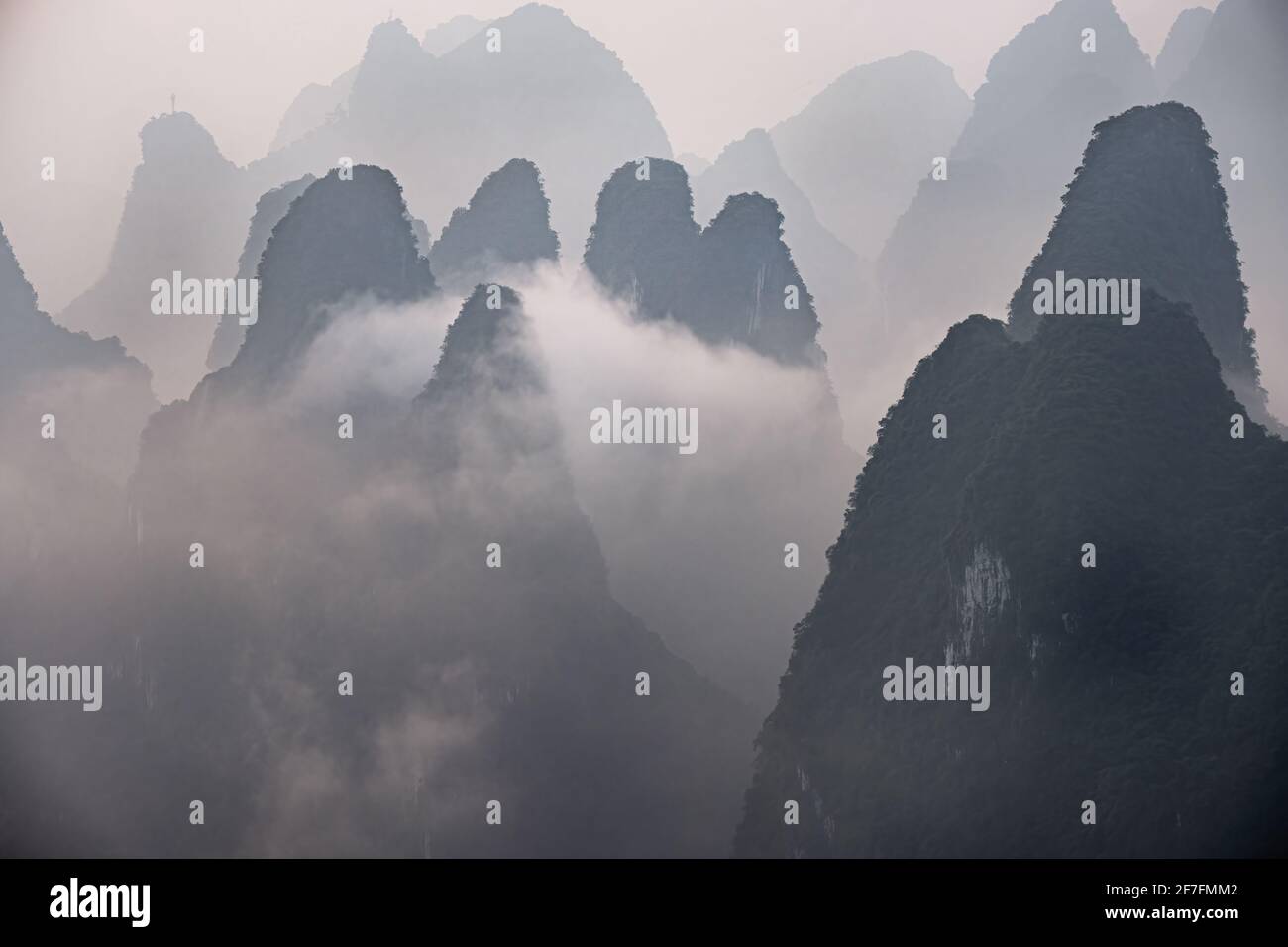 Matin brumeux avec brouillard et nuages bas sur les sommets au-dessus de Li River, Guangxi, Chine, Asie Banque D'Images