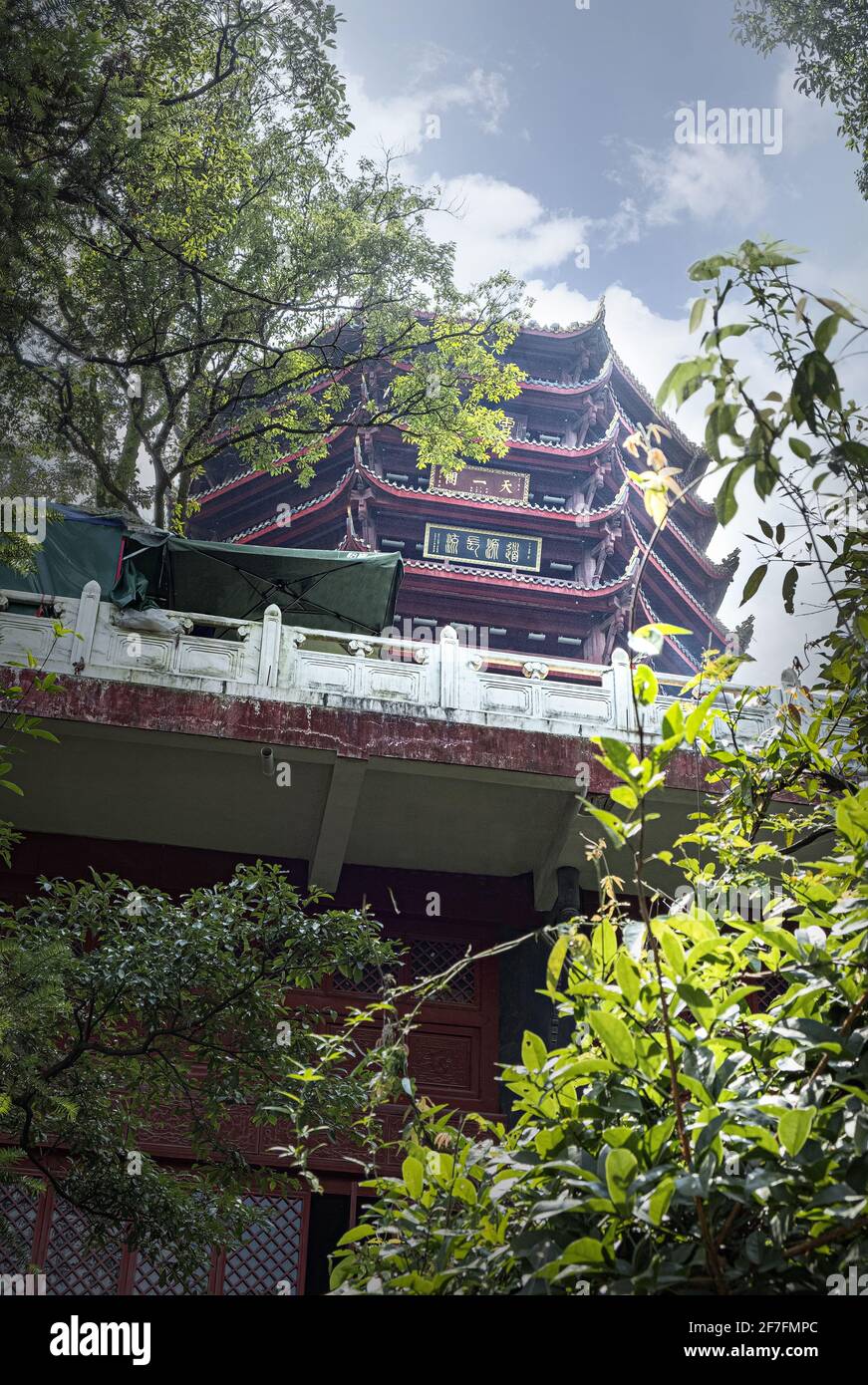 Pagode au sommet d'une montagne sacrée, Qingchengshan, Sichuan, Chine, Asie Banque D'Images