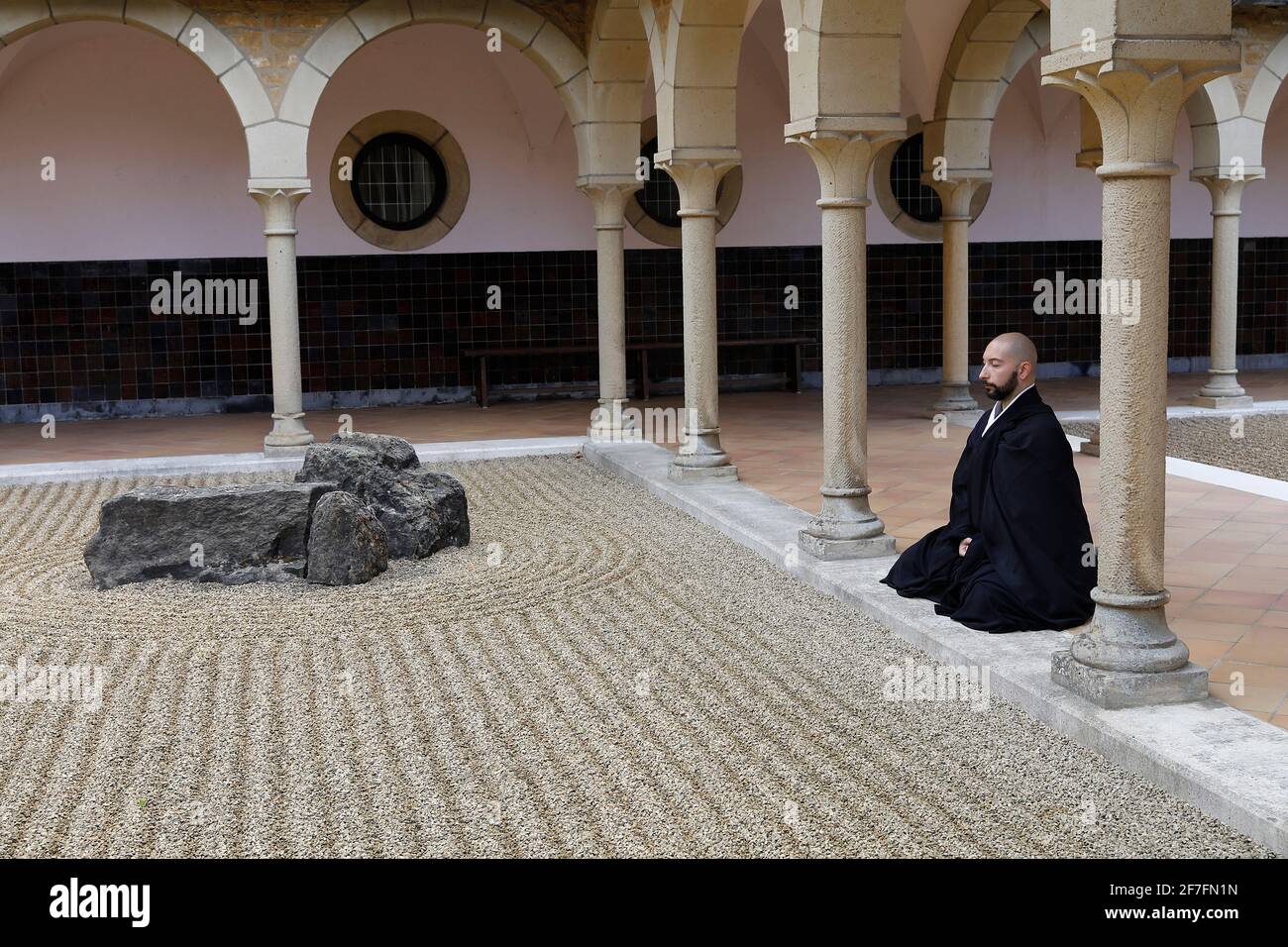 Moine bouddhiste Zen pratiquant Zazen (méditation) dans le jardin zen de l'abbaye d'Orval Trappist, Belgique, Europe Banque D'Images