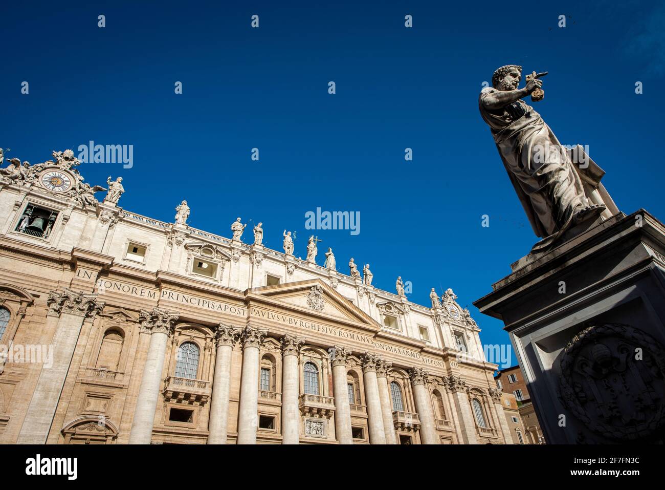 Statue de Saint-Pierre sur la place Saint-Pierre au Vatican, site classé au patrimoine mondial de l'UNESCO, Rome, Latium, Italie, Europe Banque D'Images