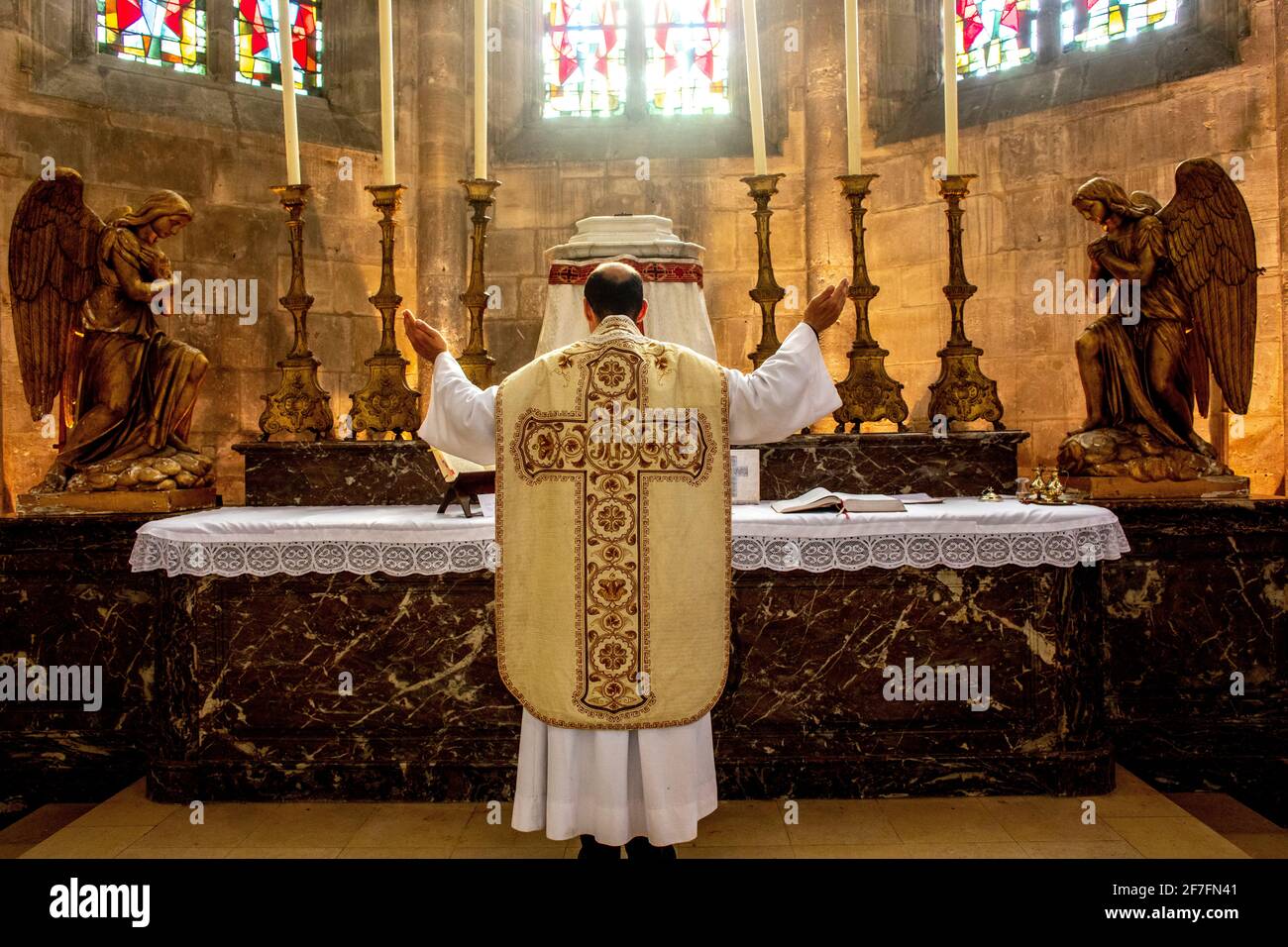 Messe dans l'église Saint Nicolas, en 2019, au confinement, Beaumont le Roger, Eure, France, Europe Banque D'Images