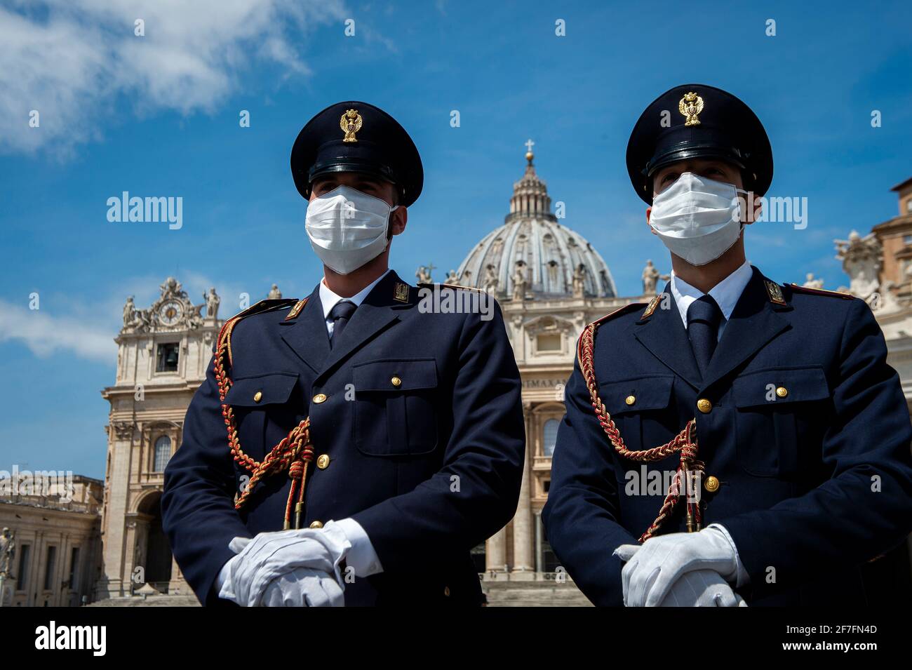 Policiers italiens sur la place Saint-Pierre, Vatican, Rome, Lazio, Italie, Europe Banque D'Images