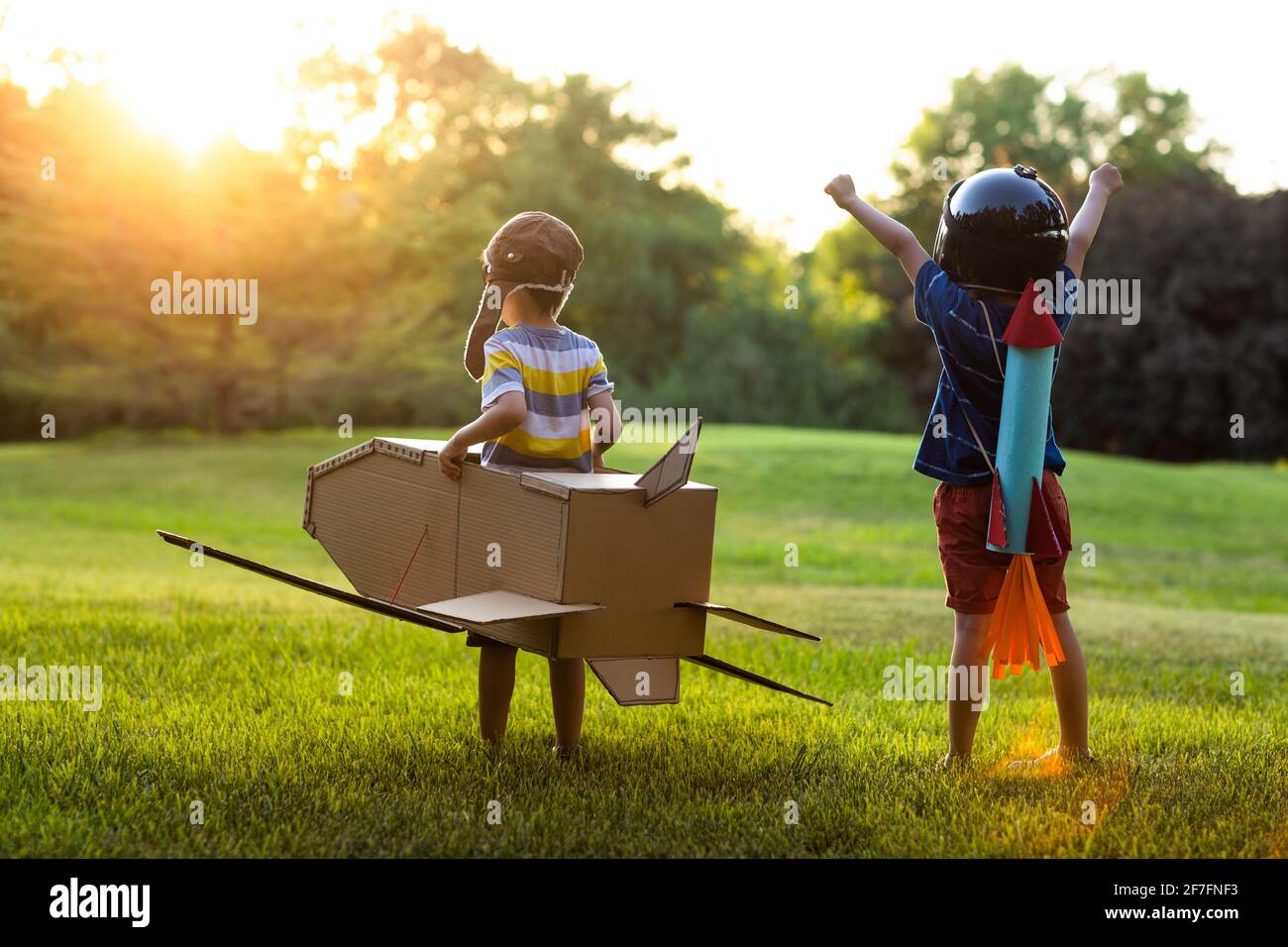 Petits garçons en costume jouant sur la prairie Banque D'Images