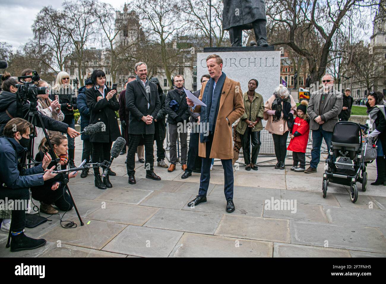 WESTMINSTER LONDRES, ROYAUME-UNI 7 AVRIL 2021. Laurence Fox portant un manteau marron lance sa campagne de manifeste sur Parliament Square, Westminster comme un candidat anti-verrouillage pour la course mayonnaise à Londres avec le slogan Your London, Your Freedom, Requérir it, avant les élections Mayorales qui auront lieu le 6 mai 2021. Credit amer ghazzal/Alamy Live News. Credit amer ghazzal/Alamy Live News Banque D'Images