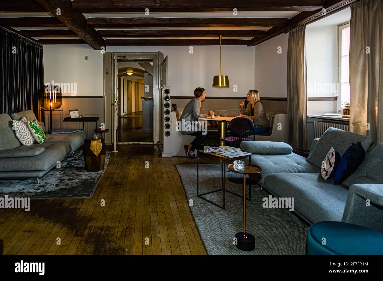 La taille du restaurant du Gasthof Krone a été réduite. Au lieu de cela, les clients de l'hôtel et les visiteurs du restaurant sont maintenant accueillis dans le salon. Sonja Hechler parle de ses liens étroits avec Vitra. De jeunes labels de design de la région, comme Pulpo, basé à Lörrach, sont également intégrés à l'intérieur de la maison. Hechler travaille avec la décoratrice d'intérieur Anne-Sophie Hollenwäger depuis la première phase de rénovation en 2012 Banque D'Images