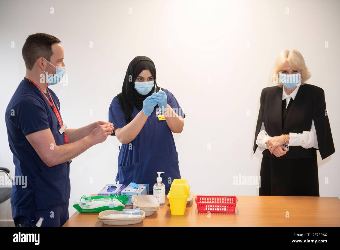 La Duchesse de Cornwall aide le personnel à préparer un vaccin lors d'une visite au Centre de vaccination du Centre de soins primaires de Lordship Lane pour rencontrer le personnel, les bénévoles et les patients recevant le vaccin COVID-19. Date de la photo: Mercredi 7 avril 2021. Banque D'Images