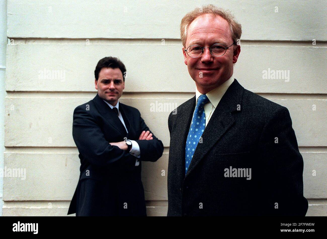 David Thompson (R) Directeur général janvier 1999 de Wolverhampton and Dudley Breweries avec le directeur financier Ralph Findlay Banque D'Images