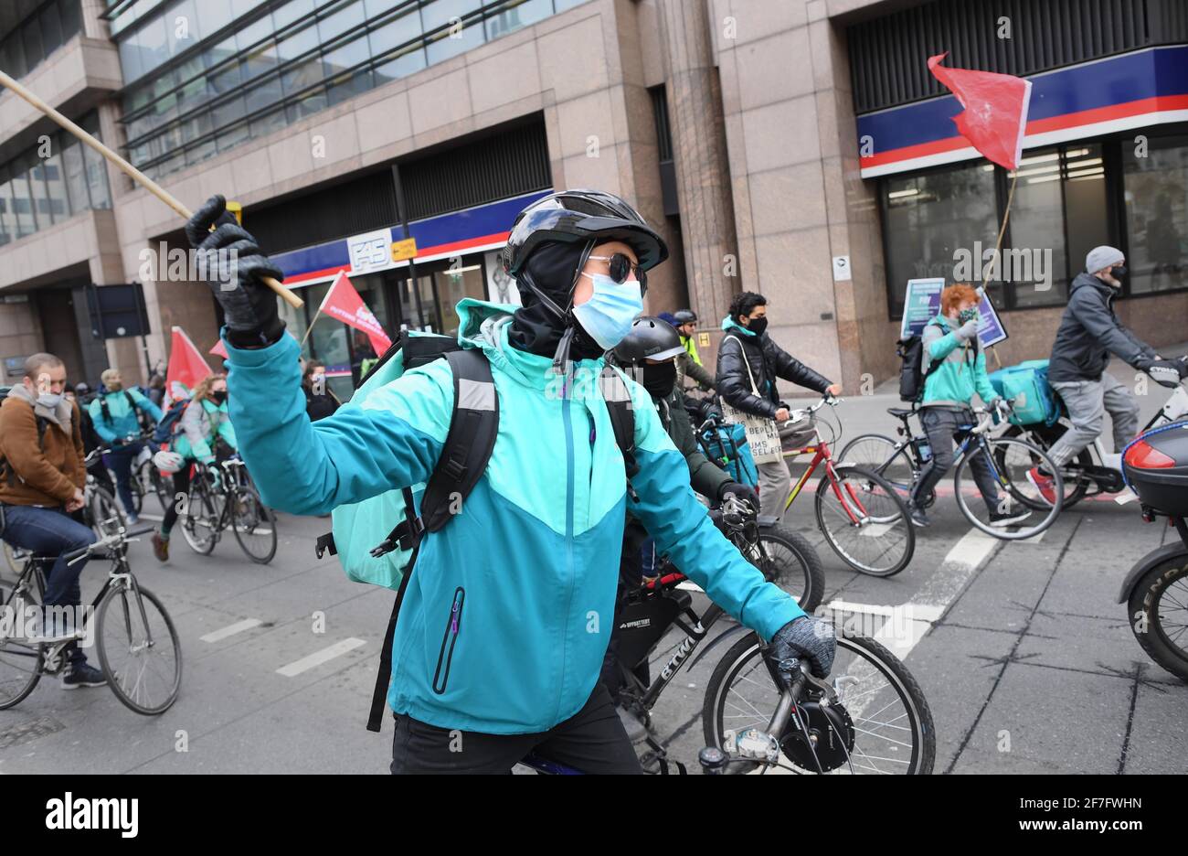 Deliveroo Riders de l'Union des travailleurs indépendants de Grande-Bretagne (IWGB) dans la ville de Londres, alors qu'ils vont en grève dans le cadre d'un litige pour un salaire équitable, des protections de sécurité et des droits fondamentaux des travailleurs. Date de la photo: Mercredi 7 avril 2021. Banque D'Images