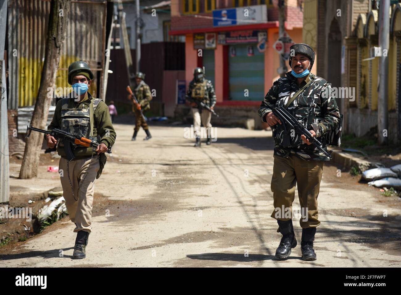 Les troupes paramilitaires indiennes patrouillent dans la localité de Gulab Bagh, à la périphérie de la ville de Srinagar. Mardi soir, les forces indiennes ont lancé une opération de recherche et de cordage dans la localité de Srinagar, à la suite de commentaires spécifiques sur la présence de militants dans la région. Cependant, l'opération de recherche et de cordon a été mise hors service après qu'aucun militant n'a été trouvé dans le bâtiment suspect. Banque D'Images
