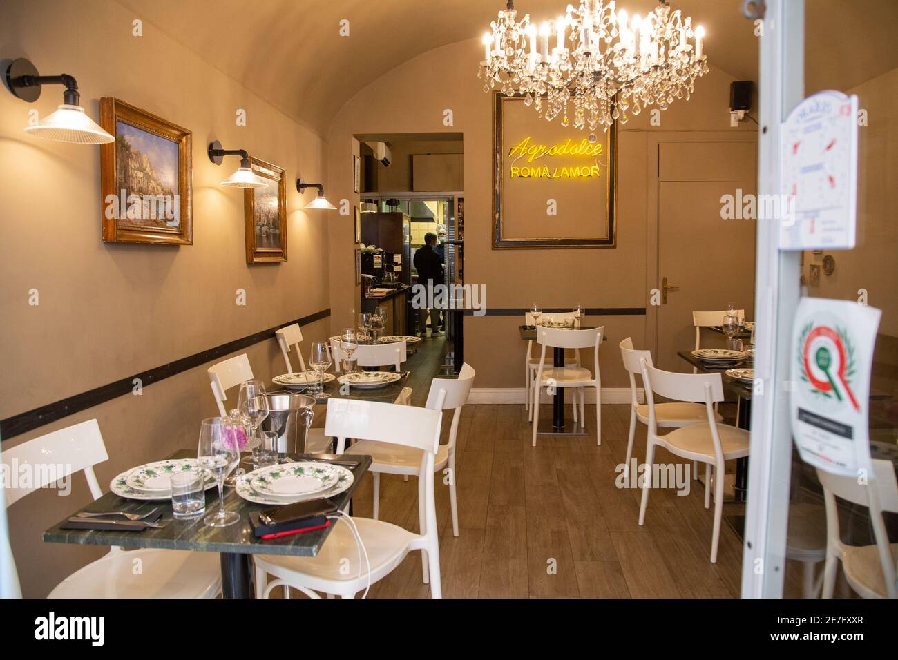 Rome, Italie. 07e avril 2021. Vue sur le restaurant 'Agrodolce' près de la fontaine de Trevi, ouvert malgré les interdictions dues à la pandémie de Covid-19 (photo de Matteo Nardone/Pacific Press) Credit: Pacific Press Media production Corp./Alamy Live News Banque D'Images