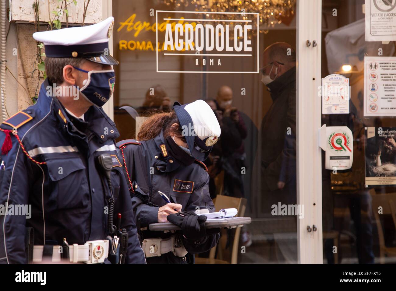 Rome, Italie. 07e avril 2021. Certains policiers effectuent des contrôles pour l'ouverture du restaurant 'Agrodolce' à Rome (photo de Matteo Nardone/Pacific Press) crédit: Pacific Press Media production Corp./Alay Live News Banque D'Images