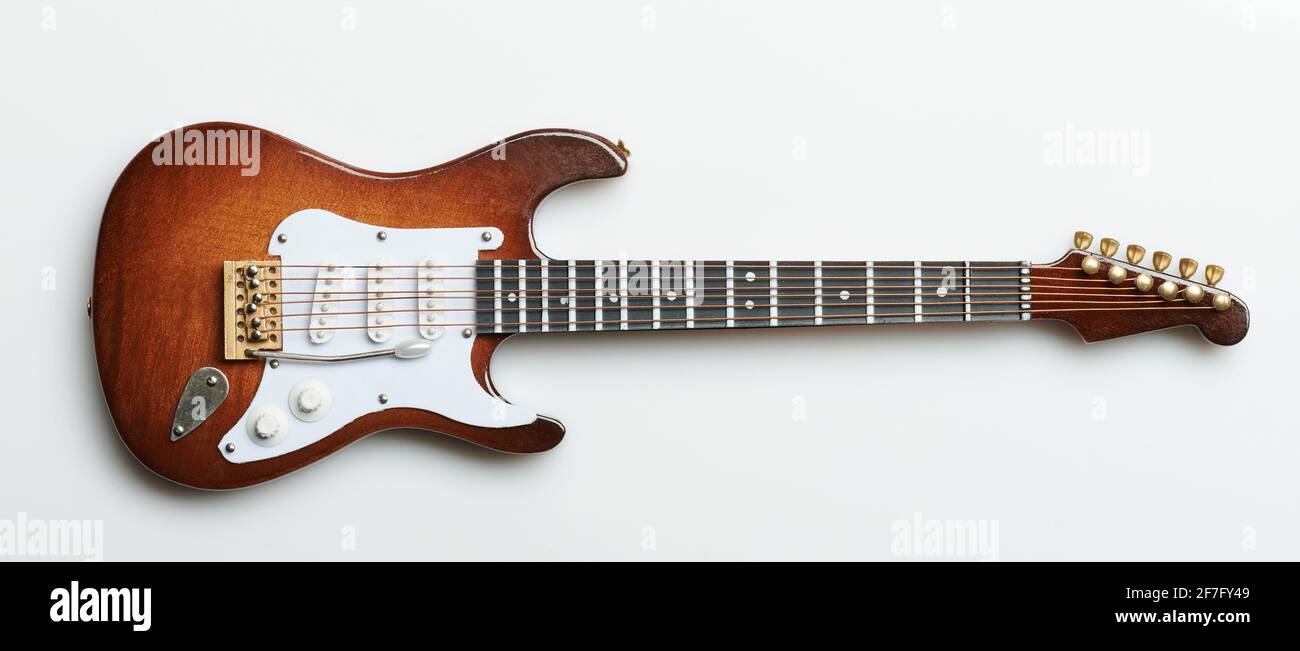 Guitare électrique marron avec corps blanc isolé sur studio blanc arrière-plan Banque D'Images