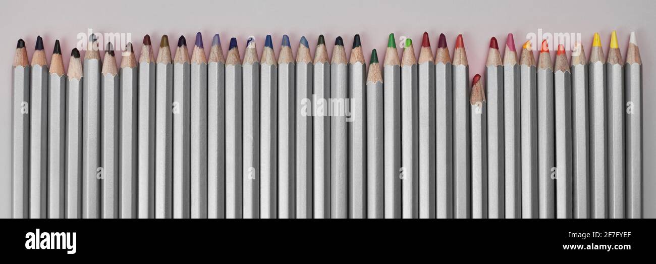 Crayons de couleur alignés en rangée, le thème de la créativité et de passe-temps. Banque D'Images