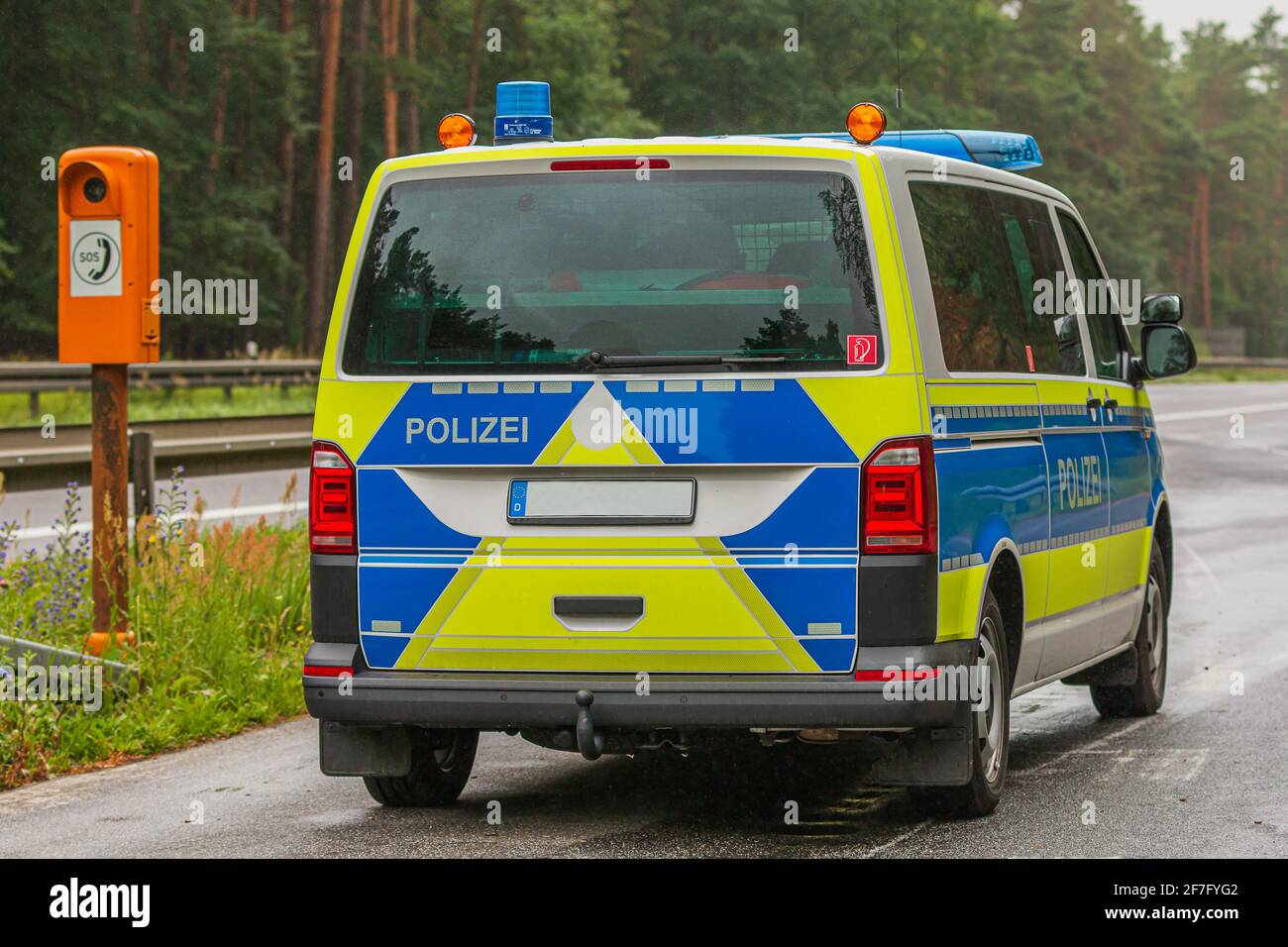 Voiture de police dans une baie d'urgence sur une autoroute dans l'état de Brandebourg. Téléphone d'urgence sur la route. Autoroute à deux voies avec surface en asphalte Banque D'Images