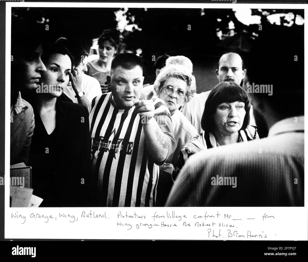 Les manifestants affrontent un homme de Wing Grange House 1998Protesteurs de Village Affrontez l'homme de Wing Grange House Rutland Banque D'Images