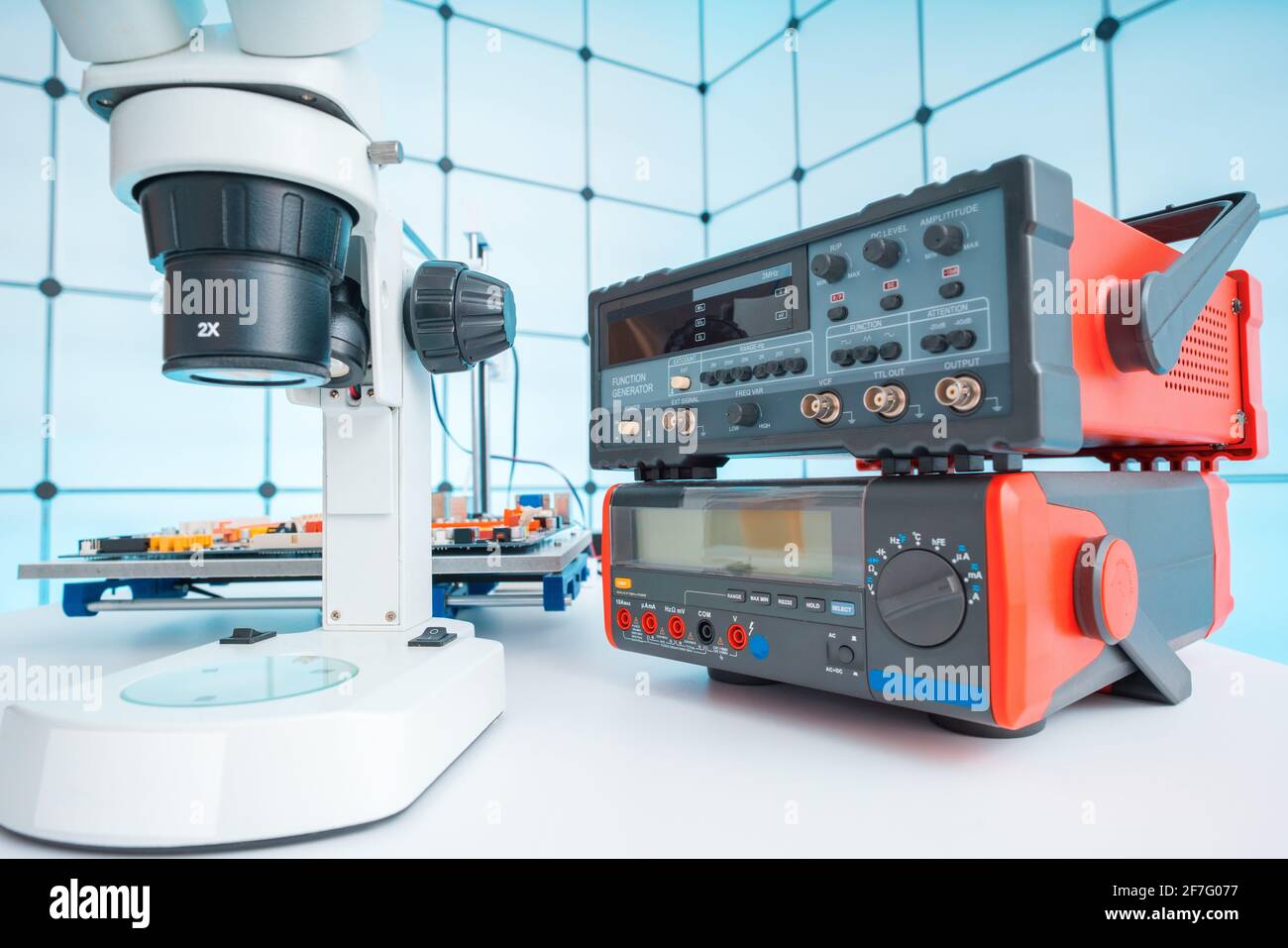 Instruments de mesure dans un laboratoire moderne de recherche en physique. Photo de haute qualité Banque D'Images