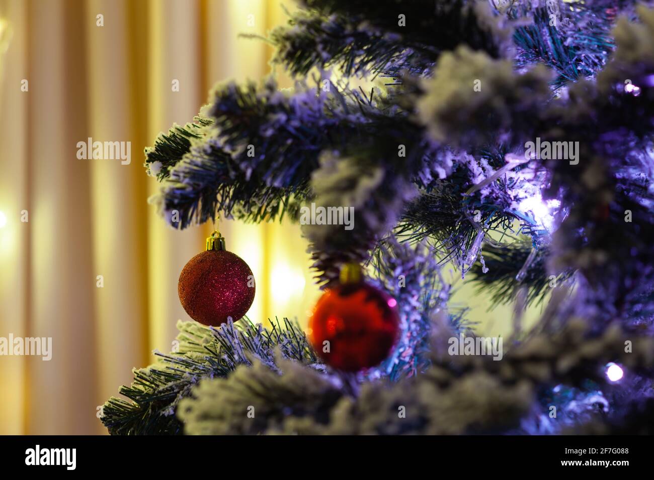 Jouets d'arbre de Noël sur l'arbre de Noël Banque D'Images