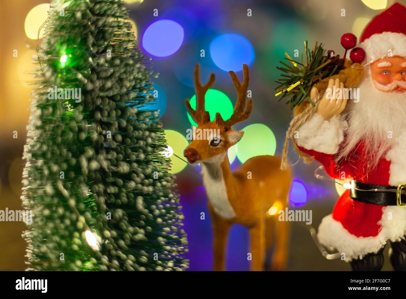 Le cerf de Noël et le Père Noël, avec un arrière-plan flou, utilisé comme arrière-plan ou texture, flou Banque D'Images