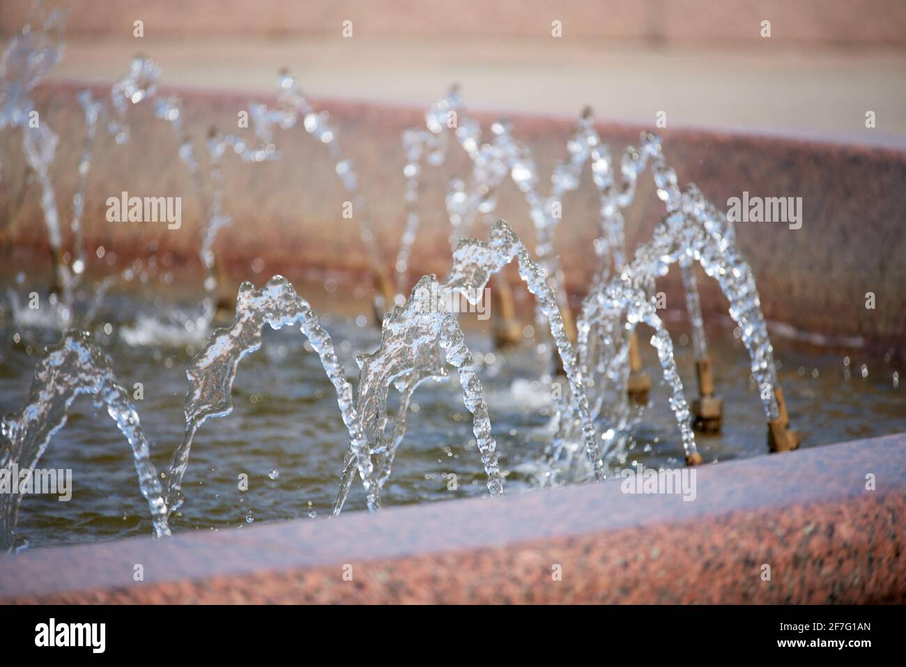 Éclaboussures d'eau dans la fontaine. L'effet de mouvement figé est obtenu par un appareil photo à vitesse d'obturation rapide Banque D'Images