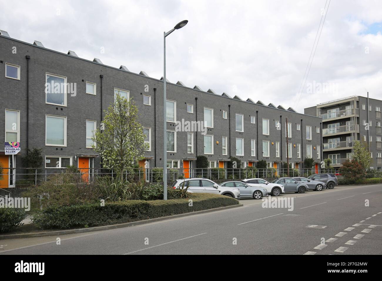 Maisons de terrasse contemporaines, phase 1 de l'immense Barking Riverside Development est de Londres, Royaume-Uni. Conçu par les architectes Sheppard Robson. Banque D'Images