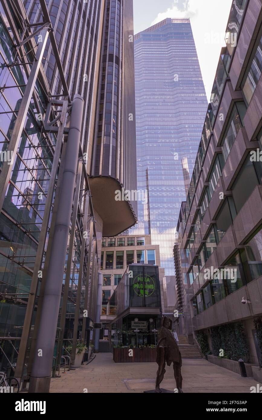 Le gratte-ciel en verre du 22 Bishopsgate vu de Old Broad Street, sous la Tour 42. Ville de Londres, Angleterre, Royaume-Uni Banque D'Images