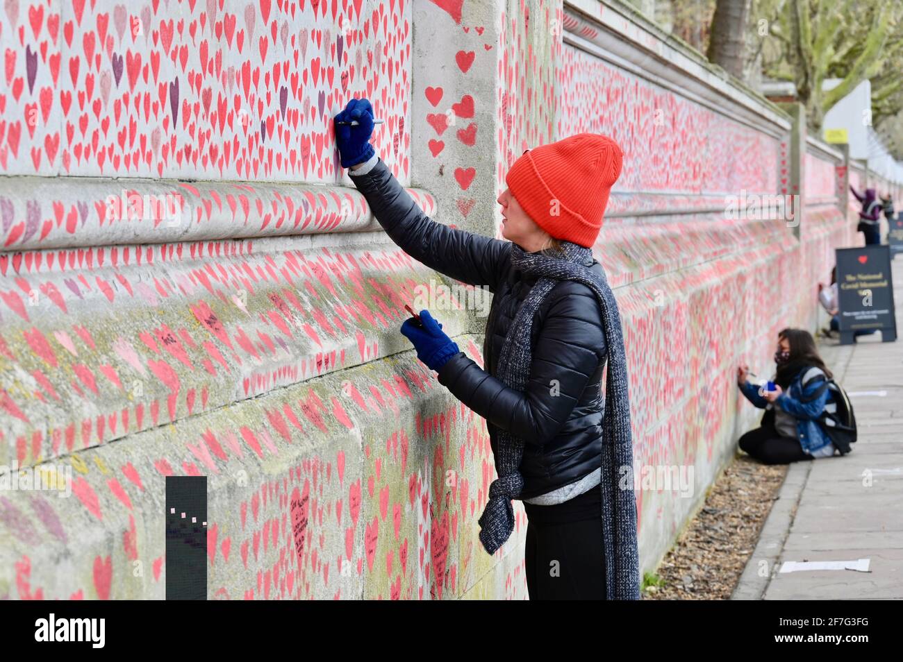 Londres. ROYAUME-UNI. Des coeurs continuent d'être ajoutés au mur commémoratif national du Covid à l'hôpital St. Thomas de Westminster, à la mémoire de ceux qui sont morts du coronavirus pendant la pandémie. Banque D'Images