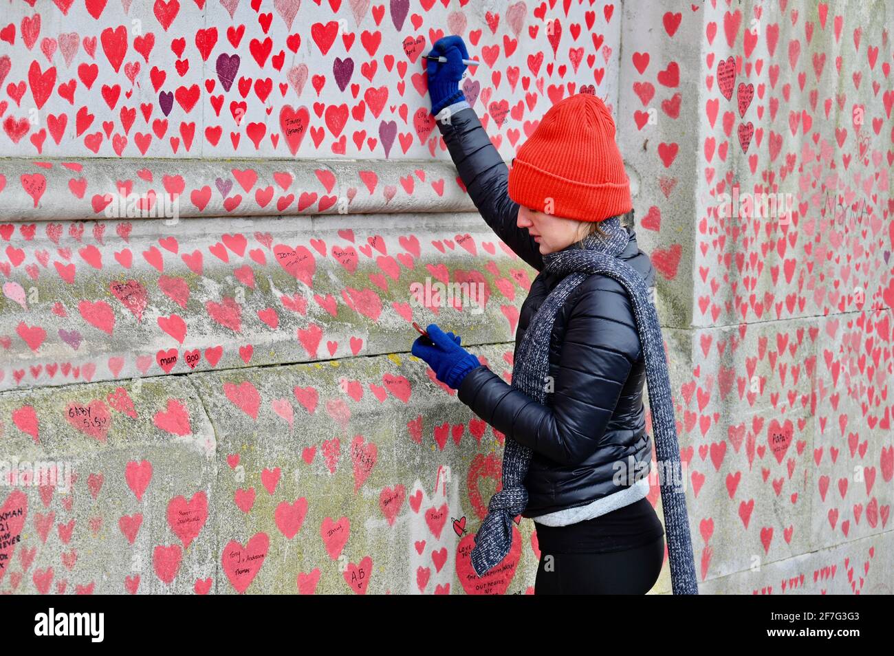 Londres. ROYAUME-UNI. Des coeurs continuent d'être ajoutés au mur commémoratif national du Covid à l'hôpital St. Thomas de Westminster, à la mémoire de ceux qui sont morts du coronavirus pendant la pandémie. Banque D'Images