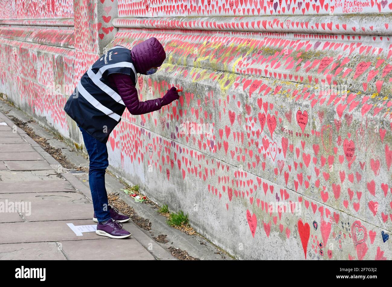 Londres. ROYAUME-UNI. Des coeurs continuent d'être ajoutés au mur commémoratif national du Covid à l'hôpital St. Thomas de Westminster, à la mémoire de ceux qui sont morts du coronavirus pendant la pandémie. Banque D'Images