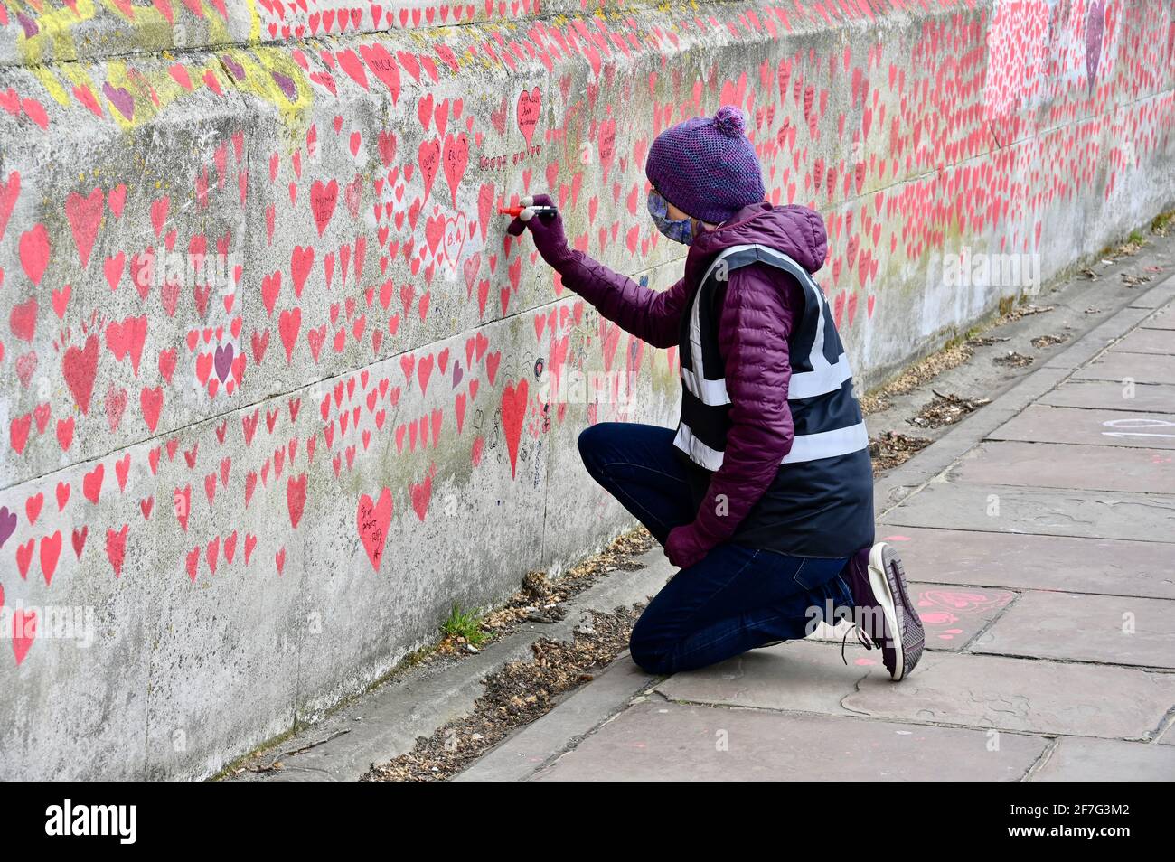 Londres. ROYAUME-UNI. Des coeurs continuent d'être ajoutés au mur commémoratif national du Covid à l'hôpital St. Thomas de Westminster, à la mémoire de ceux qui sont morts du coronavirus pendant la pandémie. Banque D'Images