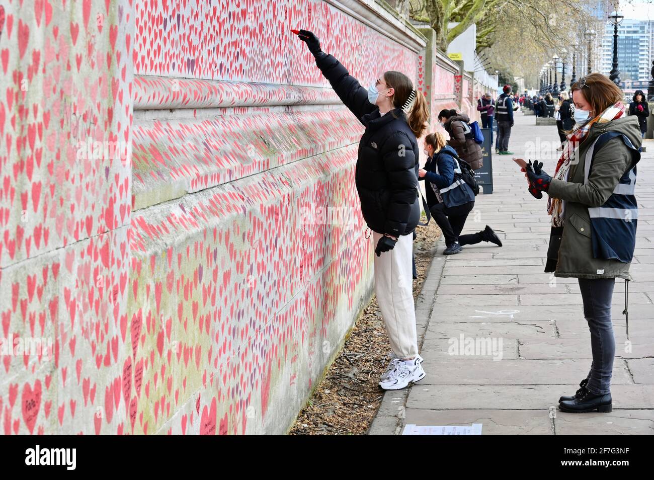 Londres. ROYAUME-UNI. Des coeurs continuent d'être ajoutés au mur commémoratif national du Covid à l'hôpital St. Thomas de Westminster, à la mémoire de ceux qui sont morts du coronavirus pendant la pandémie. Banque D'Images