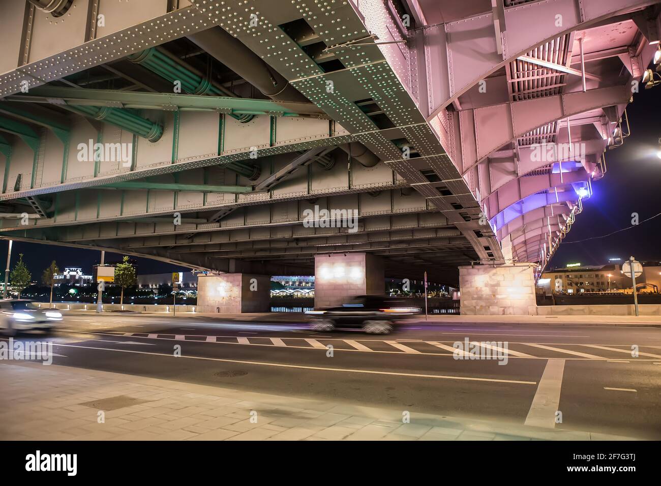 Les voitures se déplacent rapidement la nuit sous le pont dans le ville Banque D'Images