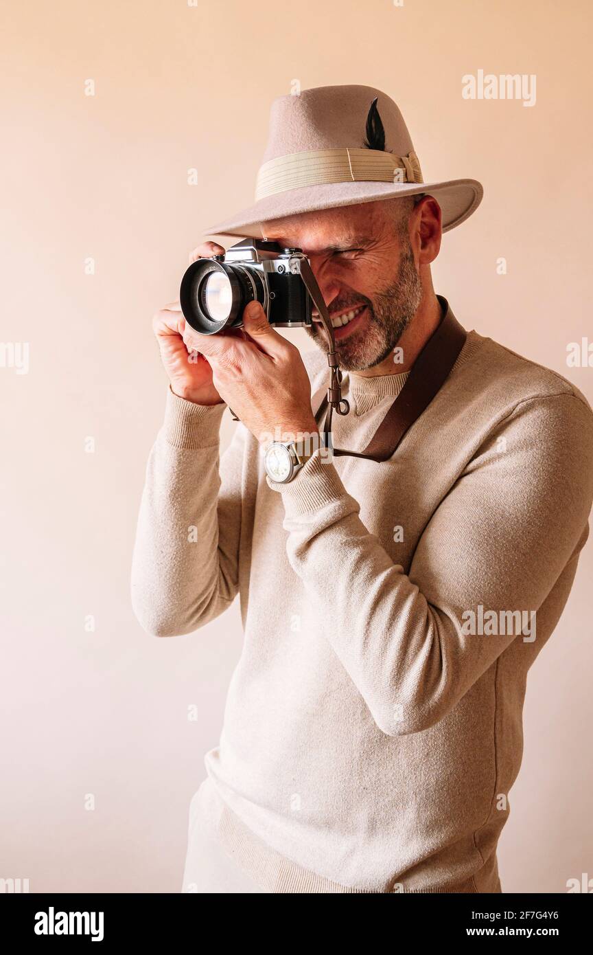 homme de 45 ans avec caméra analogique Banque D'Images