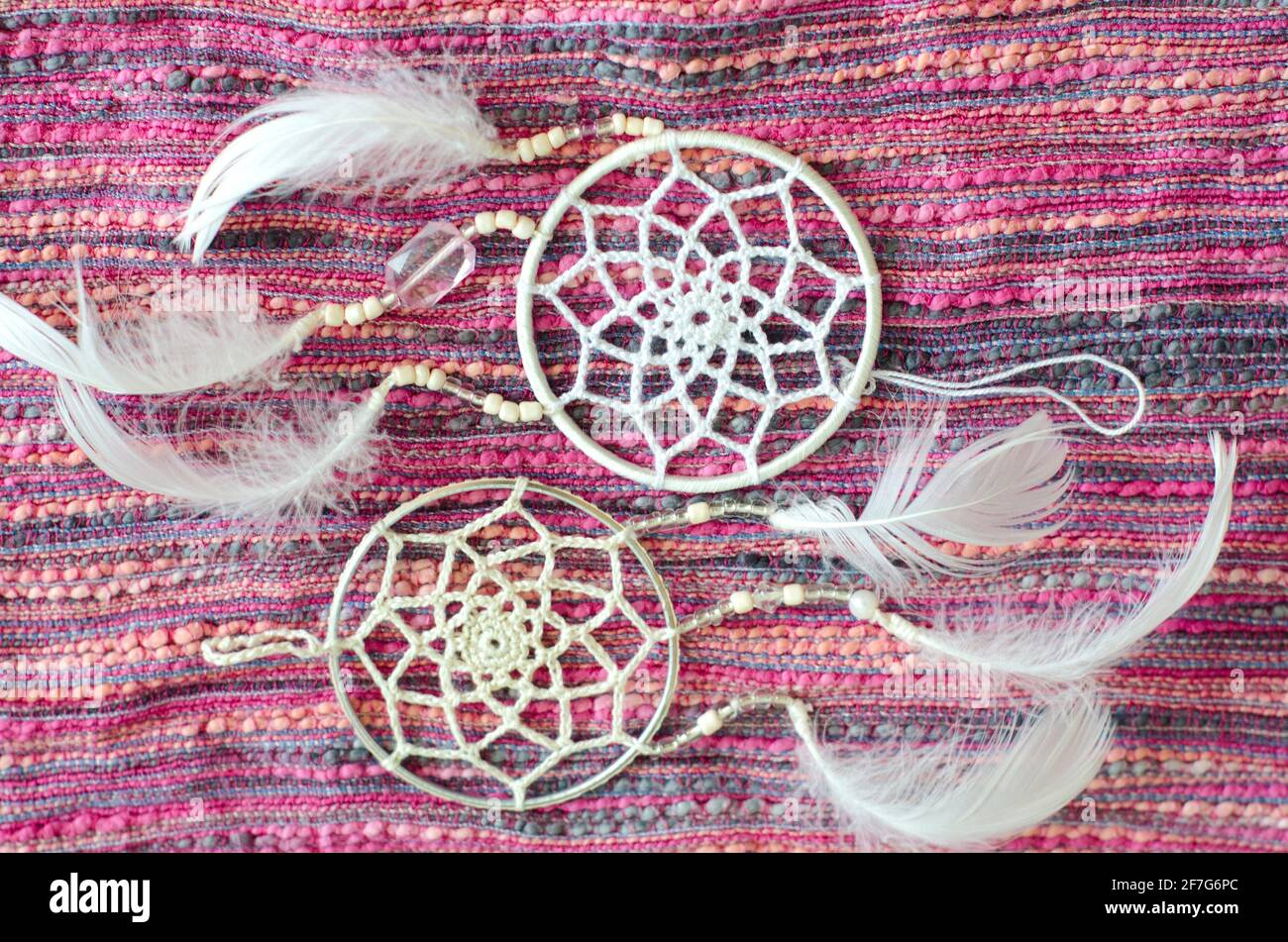 Dreamcatcher avec des plumes sur un fond textile. Design ethnique, style boho, symbole tribal. Banque D'Images