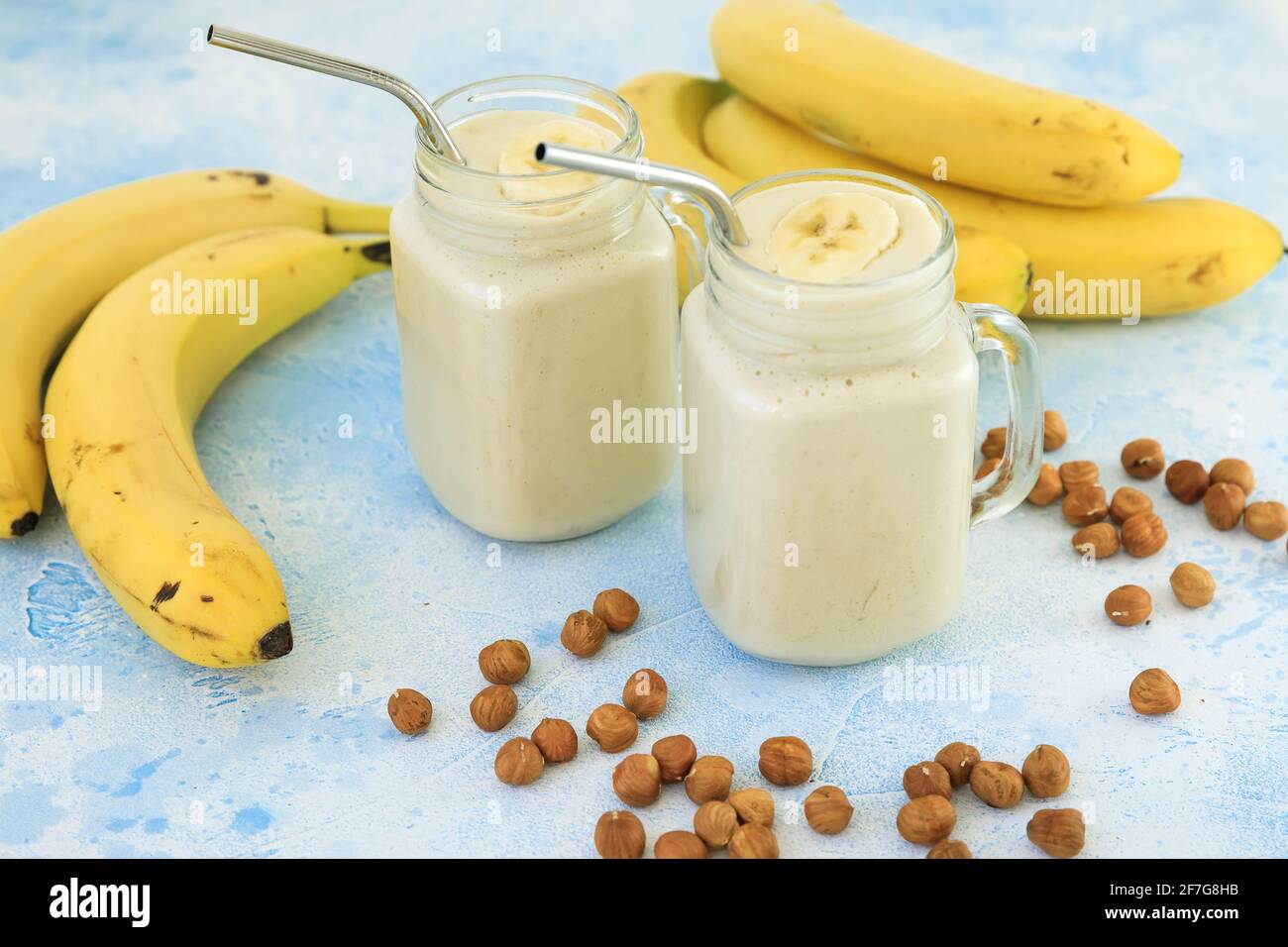 Smoothie et noix de banane. Savoureux repas végétarien avec banane, régime et concept sain Banque D'Images