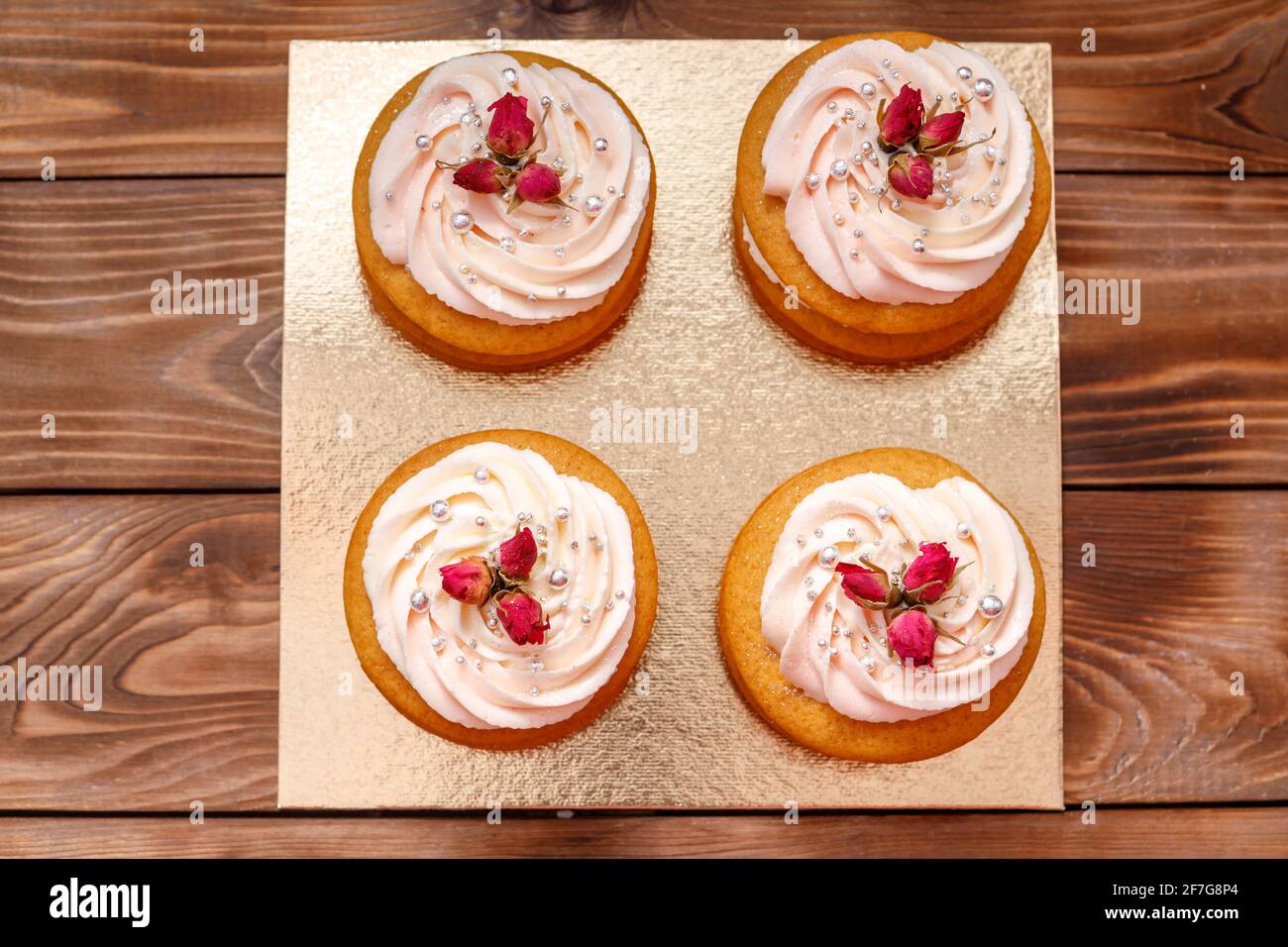 Gâteau éponge à la crème, décoré de petites fleurs. Le concept d'une friandise festive. Banque D'Images