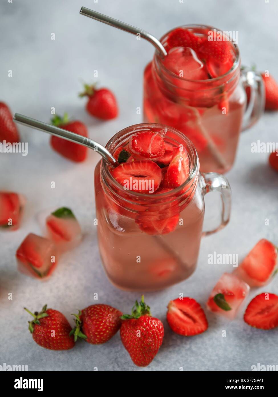 Boisson glacée à la fraise avec baies. Régime boisson et concept sain Banque D'Images