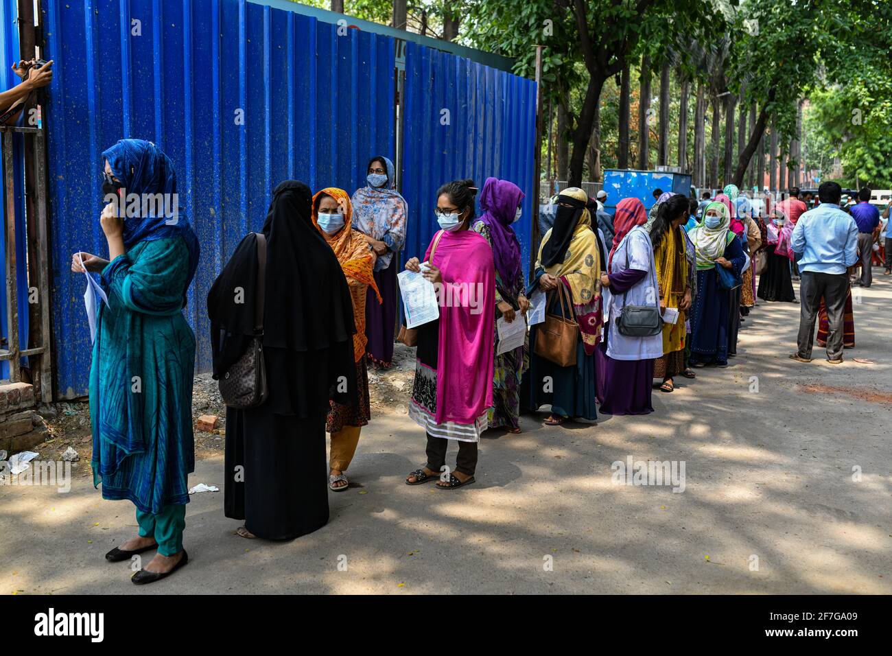 Dhaka, Dhaka, Bangladesh. 6 avril 2021. Les bangladais attendent dans une file d'attente car ils ne maintiennent pas de distanciation sociale devant le stand de collecte d'échantillons pour être testés pour l'infection COVID-19 dans un hôpital et collège médical Shaheed Suhrawardy à Dhaka, au Bangladesh, le 07 avril 2021. Crédit: Zabed Hasnain Chowdhury/ZUMA Wire/Alay Live News Banque D'Images