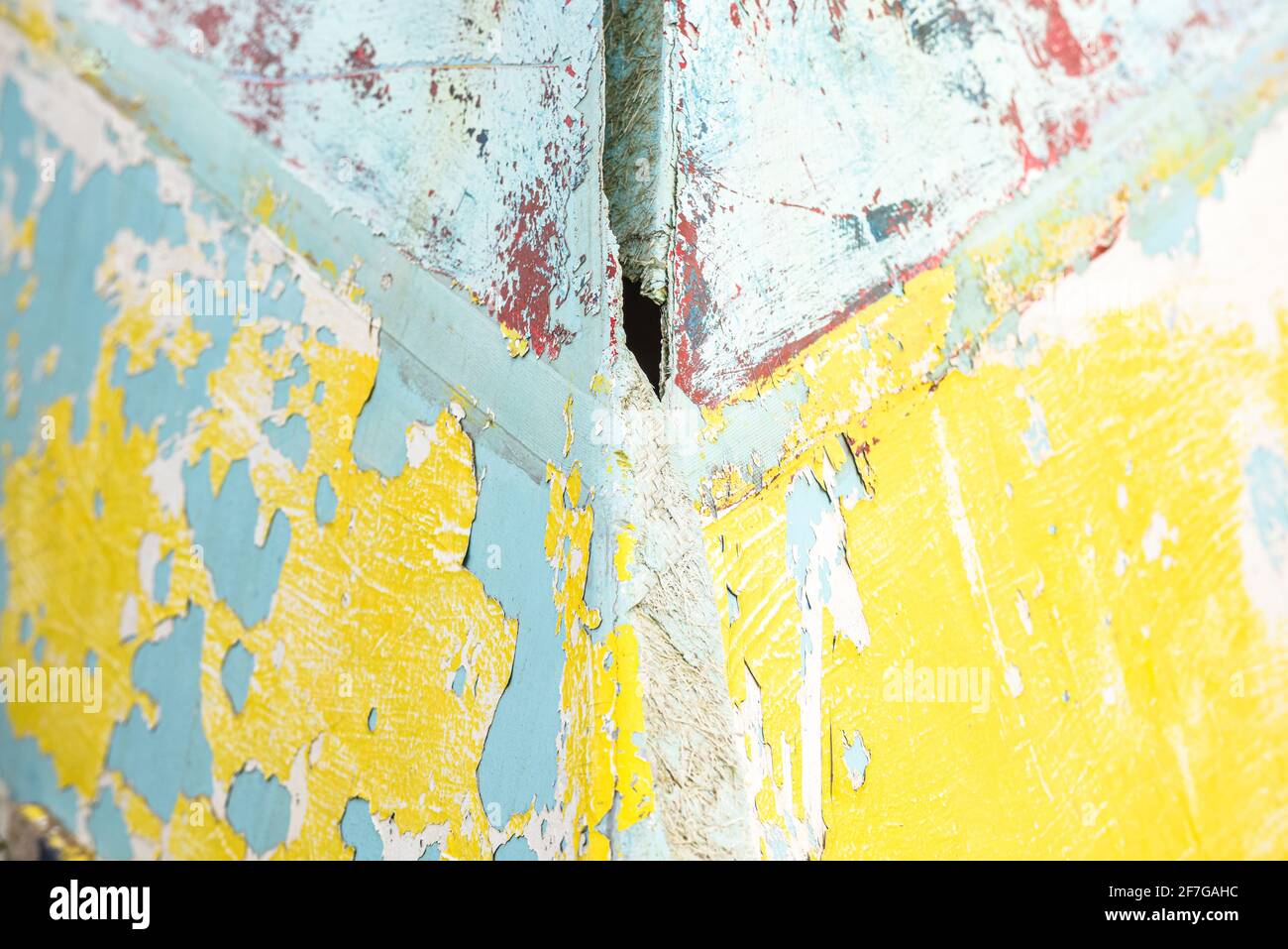 Arrière-plan abstrait peint avec des motifs aléatoires de couches de vieux et de la peinture abîmé sur une surface en bois Banque D'Images