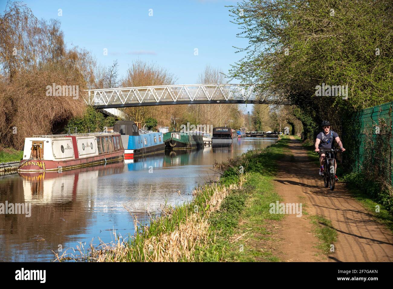 Kennett et Avon Canal, Aldermaston Wharf, Berkshire, Angleterre, Royaume-Uni. 2021. Des Péniche bordent le canal Kennet et Avon sous un pont piétonnier sur le Ken Banque D'Images