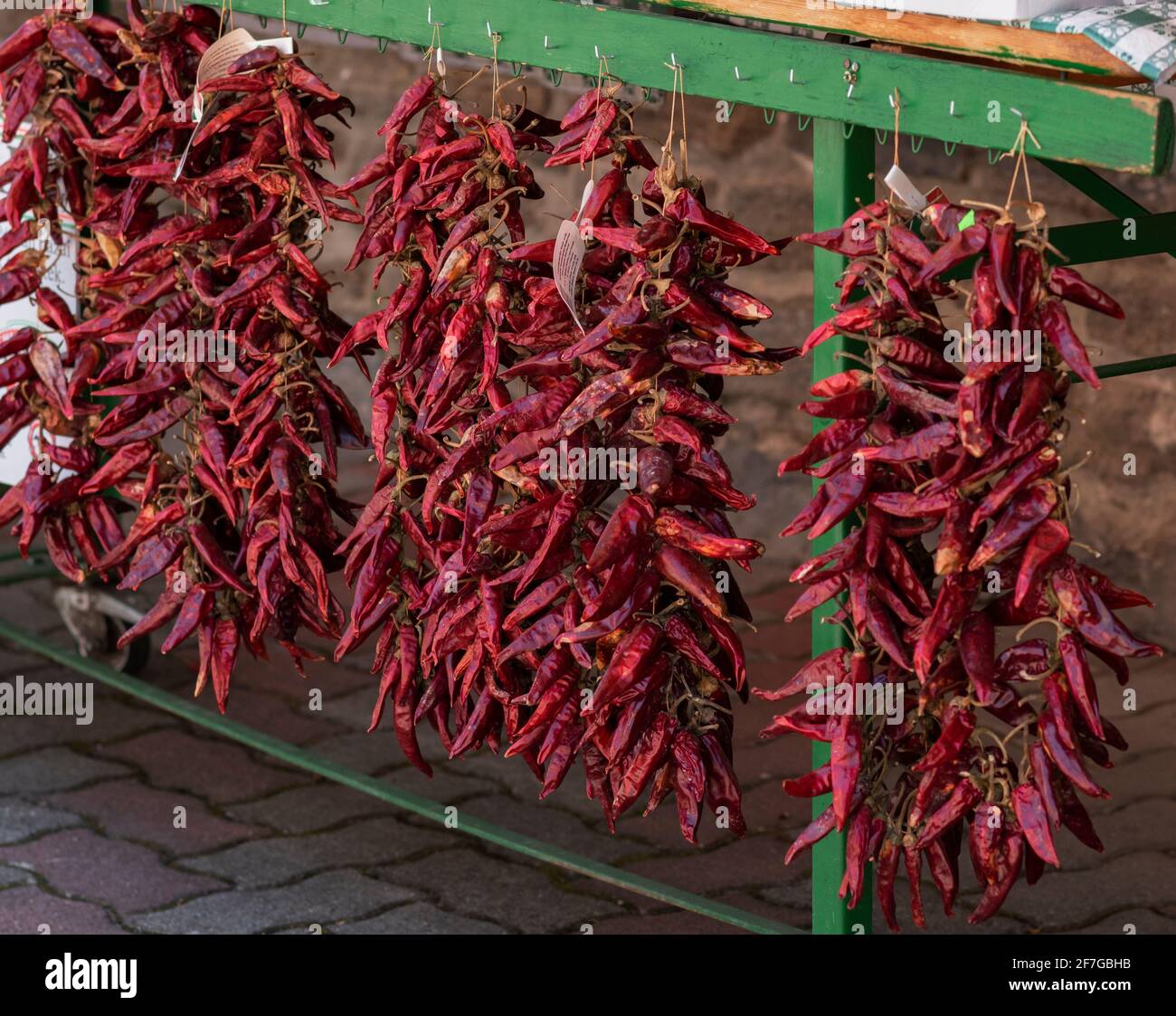 Paprika traditionnelle séchée de piment rouge chaud épicé pendante, épice essentielle, cuisine hongroise Banque D'Images