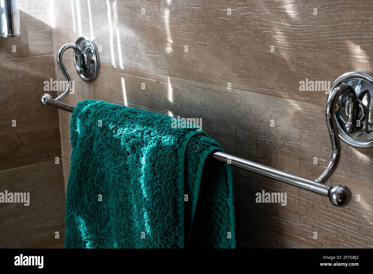 Une serviette en éponge turquoise - vert est suspendue sur un  porte-vêtements argenté dans une photo intérieure d'une salle de bains,  London, Ontario, Canada Photo Stock - Alamy