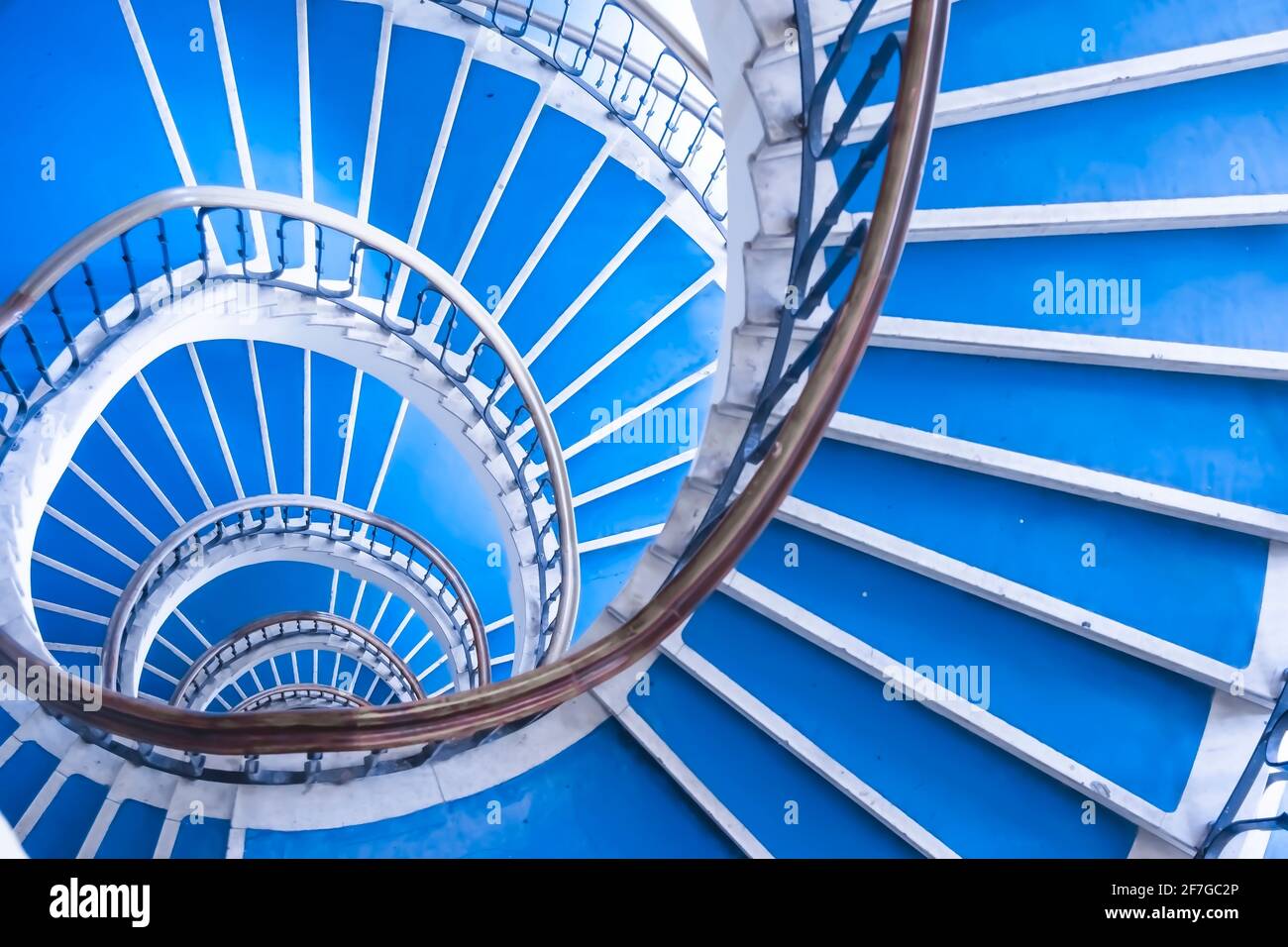 Escalier moderne abstrait en colimaçon, style bauhaus, architecture moderne, escalier bleu et doré, escaliers psychédéliques abstraits d'en haut, motif en spirale Banque D'Images