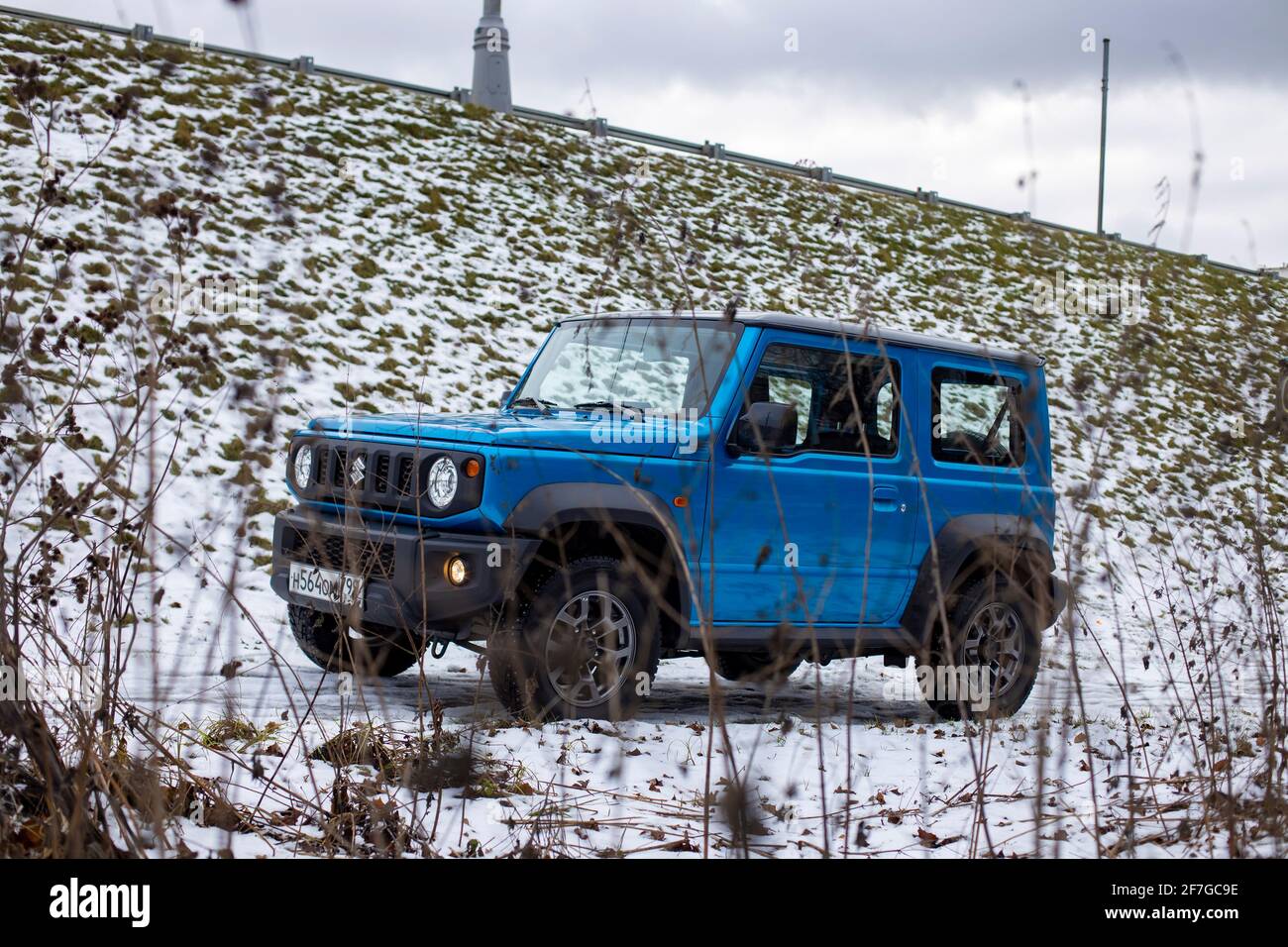 Moscou, Russie - 24 janvier 2020: Mini SUV bleu Suzuki Jimny en hiver paysage offroad Banque D'Images