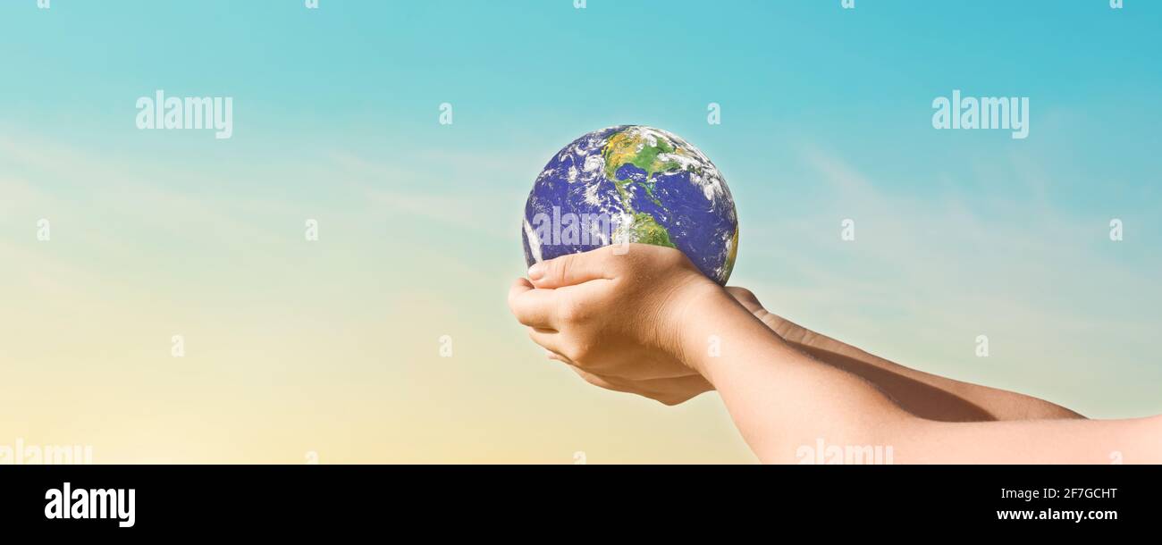Concept de la journée de l'environnement, Globe entre les mains sur fond bleu ciel. Sauvegarde de la terre. Éléments de cette image fournis par la NASA Banque D'Images