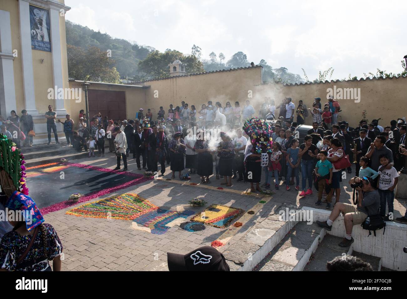 Les femmes indigènes guatémaltèques vêtues de vêtements traditionnels brûlent de l'encens lors de la procession Semana Santa à Antigua, un rituel solennel chargé d'histoire. Banque D'Images