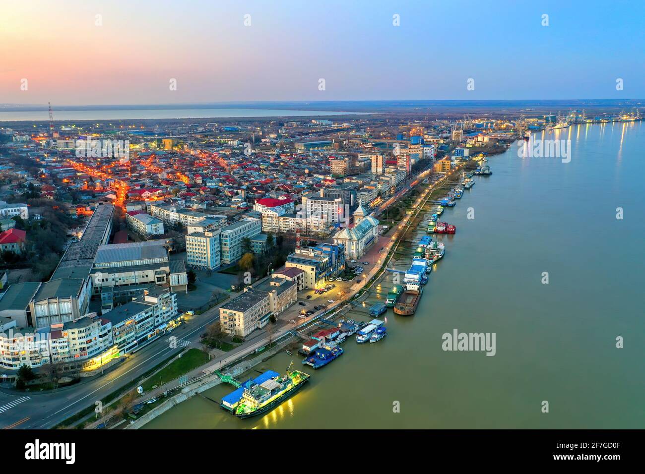 Galati, ROUMANIE - 19 mars 2021 : vue aérienne de la ville de Galati, Roumanie. Danube près de la ville avec coucher de soleil lumière chaude Banque D'Images