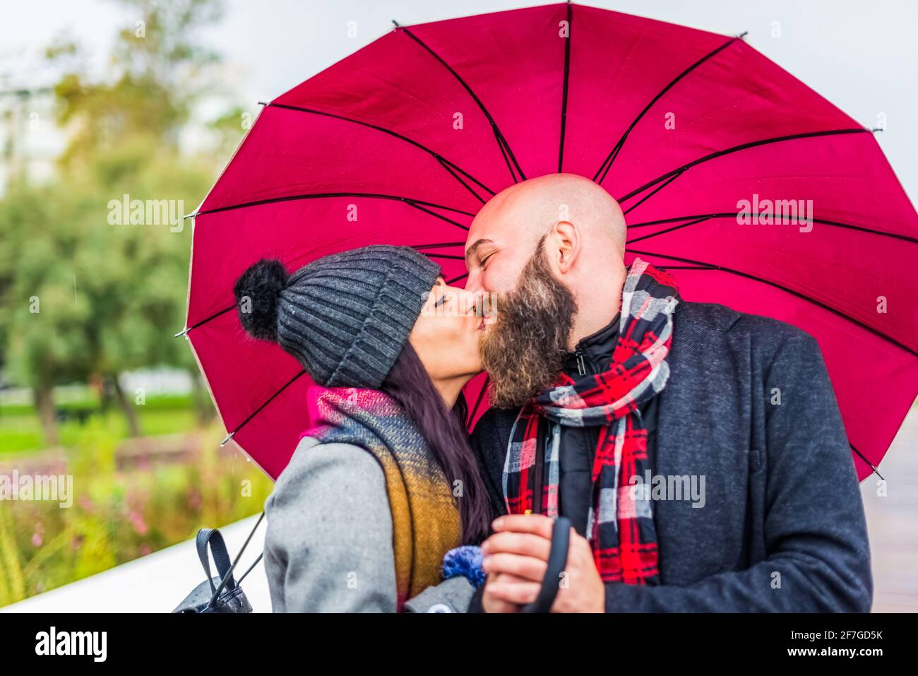 romantique gros plan portrait d'un couple amoureux de un homme bald et une femme caucasienne vêtu d'hiver chaud vêtements pendant les vacances de noël.paire de Banque D'Images