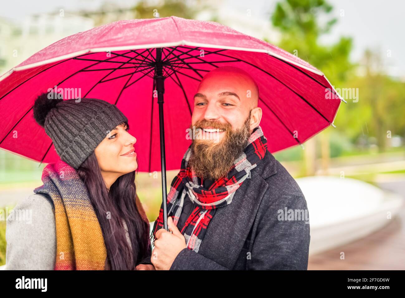 romantique gros plan portrait d'un couple amoureux de un homme bald et une femme caucasienne vêtu d'hiver chaud vêtements pendant les vacances de noël.paire de Banque D'Images