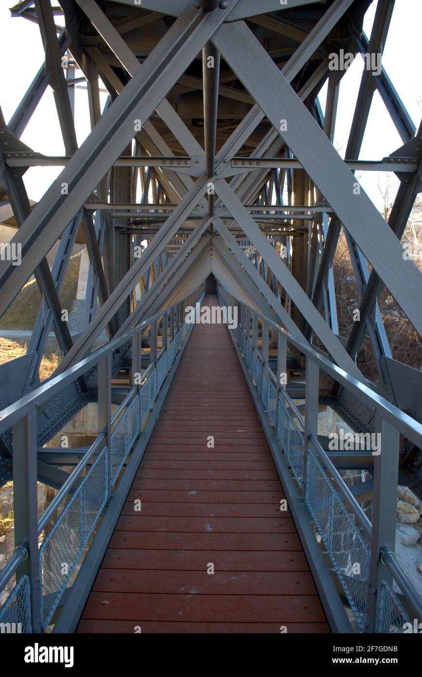 Passerelle fascinante sous un pont spécifique construit au-dessus du rhin rivière à Tamins en Suisse 20.2.2021 Banque D'Images